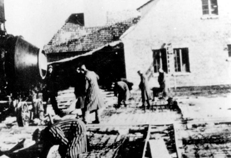 יציקת הגג של חדר ההתפשטות בקרמטוריום II, אושוויץ-בירקנאו, בשנים 1942/1943.