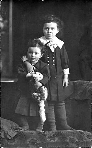 Sisters Miriam (right) and Karola Fulder. The two sisters immigrated to Eretz Israel.