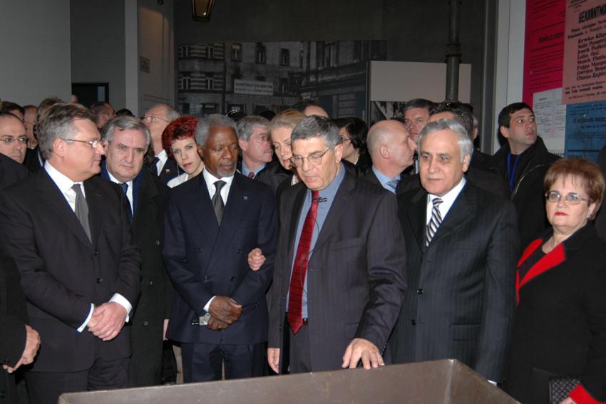 Avner Shalev, together with the Heads of the Delegations, view a gallery in the New Museum depicting the Warsaw Ghetto