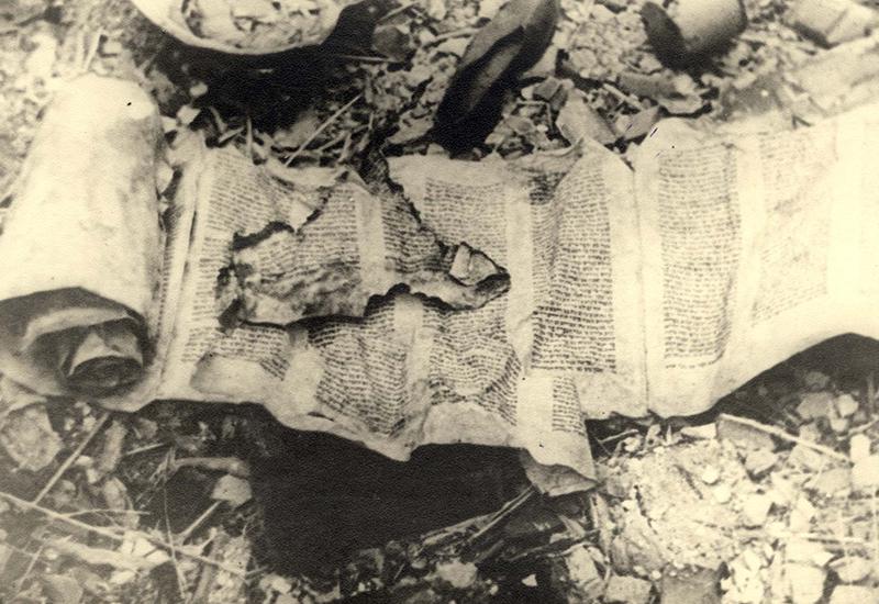 גווילי ספר תורה שנמצאו במחנה מיידנק, 22/07/1944.