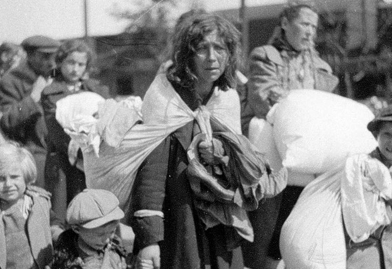 נשים וילדים בעת הגרוש משידלובייץ לטרבלינקה, פולין, 1942.