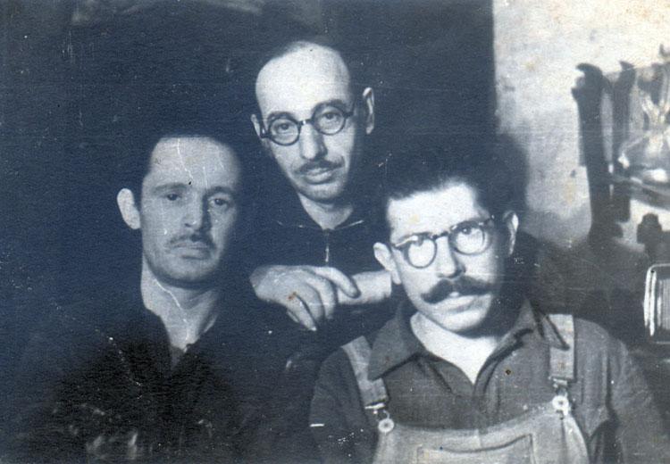 Les rescapés dans leur abri. De gauche à droite : Shmerl Skutelski, Iosif Mandelshtam et Misha Libauer, 1944