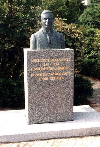 Statue érigée en hommage à Sousa Mendes, Bordeaux, France