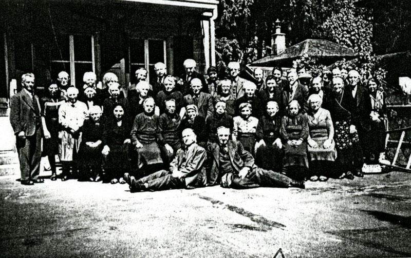 Group photo of the survivors of Theresienstadt who were miraculously sent to Switzerland