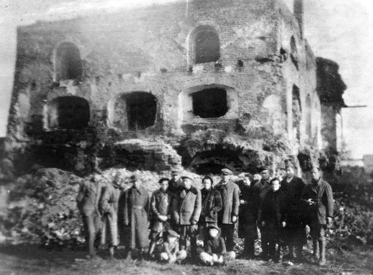 Jewish partisans from Nieśwież in front of the destroyed &quot;Kalter Shul&quot; (&quot;Cold Synagogue&quot;) on Michaelisz Street on 2 March 1946