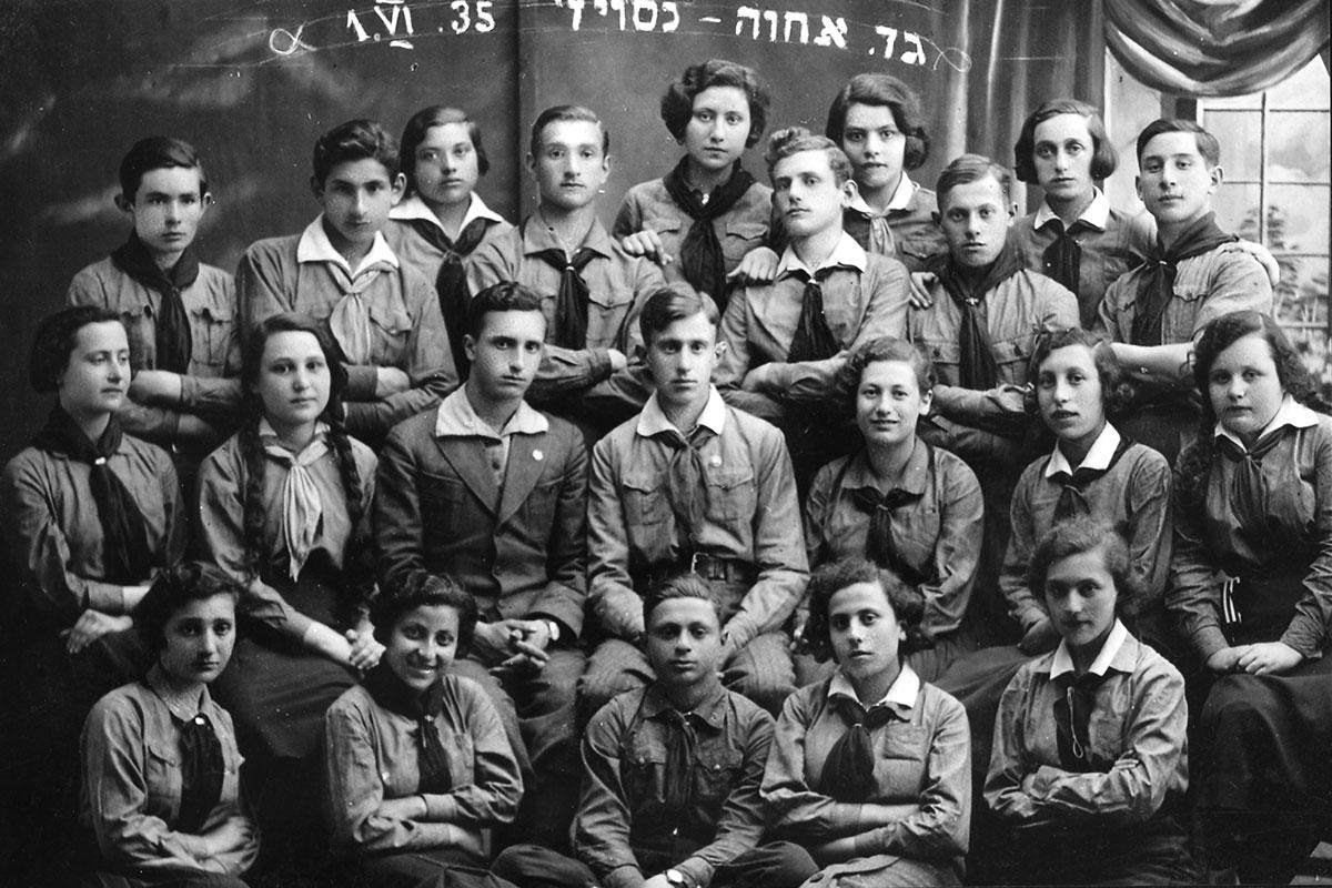 The &quot;Achva&quot; group, members of a youth movement in Nieśwież, 1 June 1935, before Shavuot