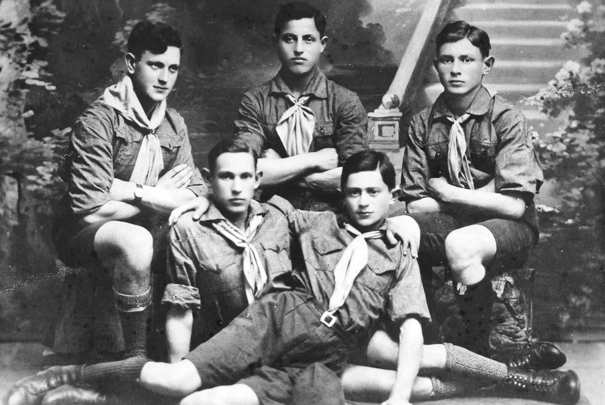 Members of the &quot;Gordonia&quot; youth movement in Nieśwież, 1930s. Above left – Gershon Pines (Gefen).