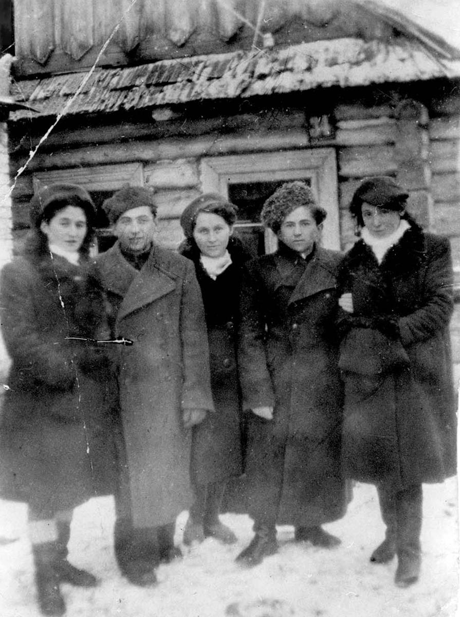Yehudit Mirski (right) with her brothers and sisters in Nieśwież after liberation