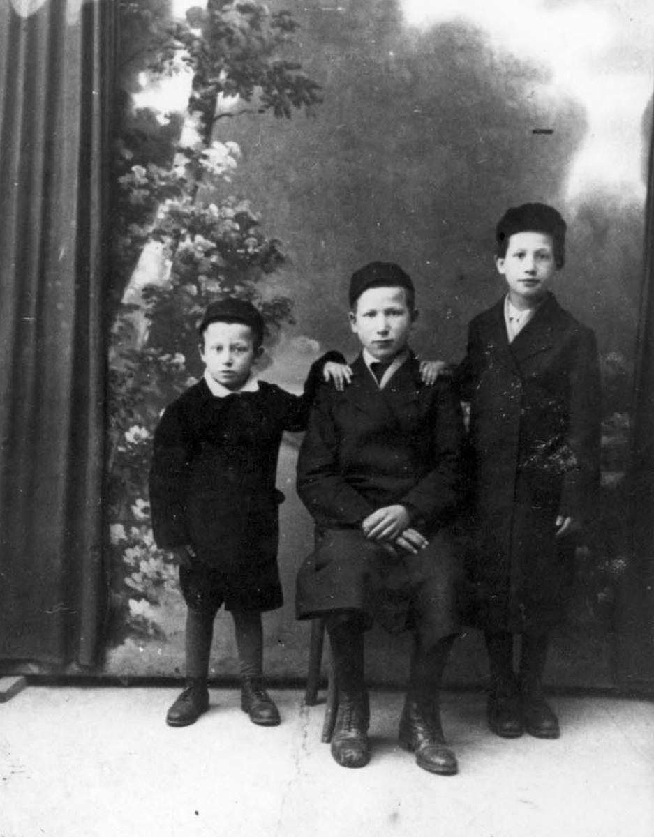 Ozer Grondman (right) with his two brothers, Szydłowiec, 1936