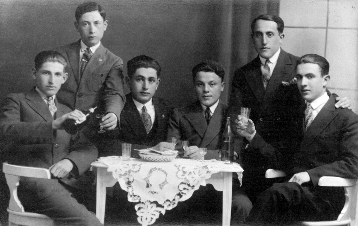 Gathering of Zionists, Nieśwież, 1933. Seated from left, Elhanan Shklar, standing second from left, Noah Polaczek.