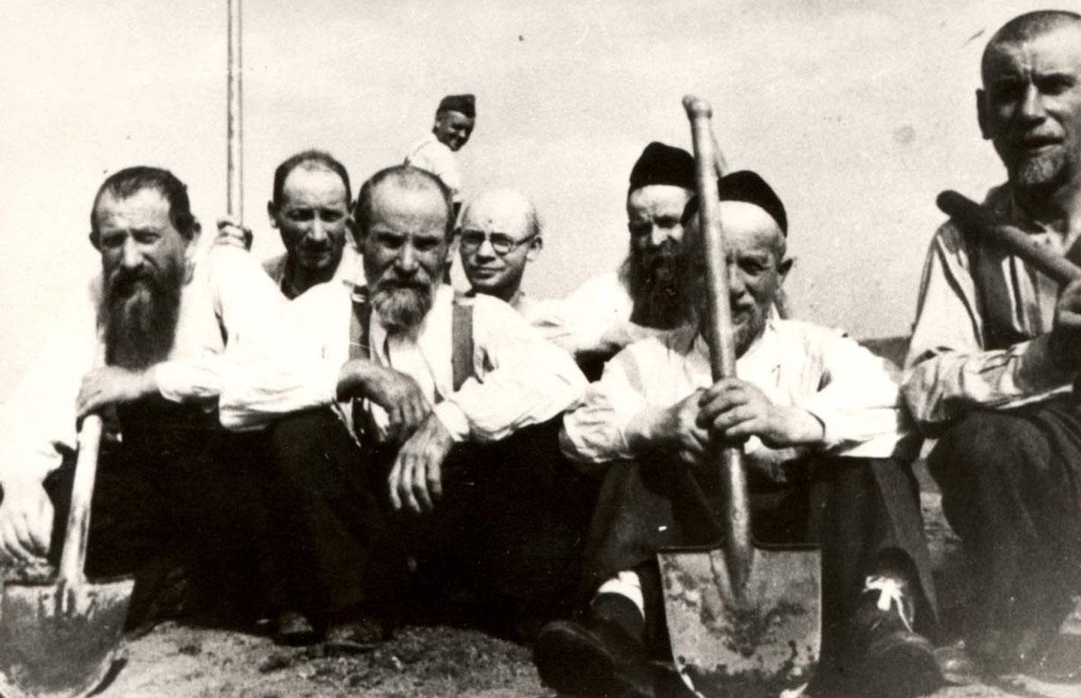 Jews conscripted for forced labor, Dąbrowa Górnicza. Right: Mendel Ostrovich.