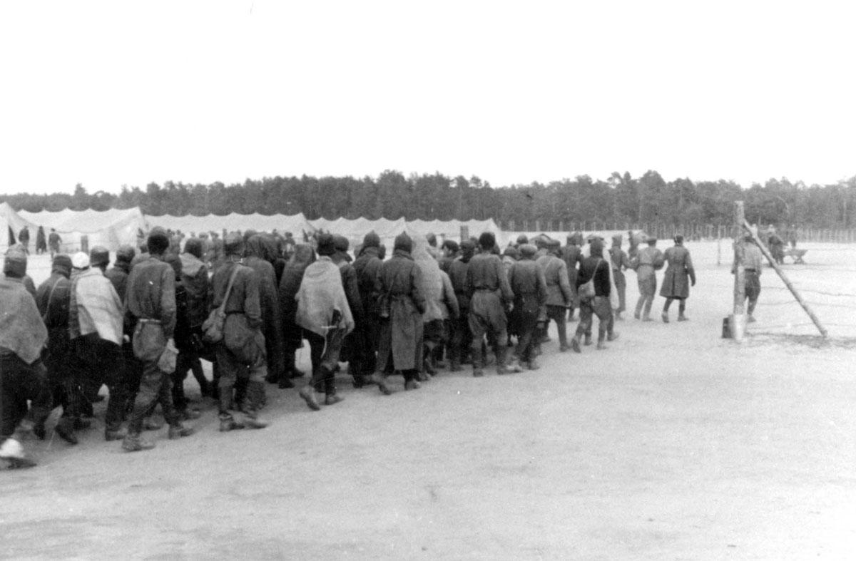 שבויים סובייטיים בפתח מחנה שבויים שהקימו הגרמנים בביאלה פודולסקה, פולין