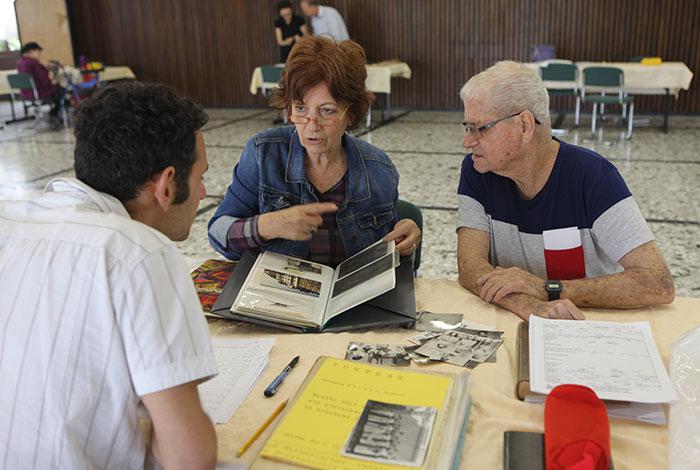 מסירה פריטים מתקופת השואה לנציגי יד ושם, קבוצת יבנה, 27.4.15