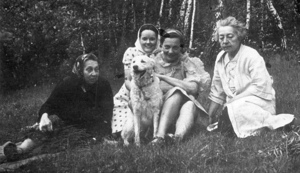 v.l.n.r.: die Retterin Zofia Niewiedzka, die Gerettete Ester Starzewska, Zofias Tochter und ihre Schwester, 1943