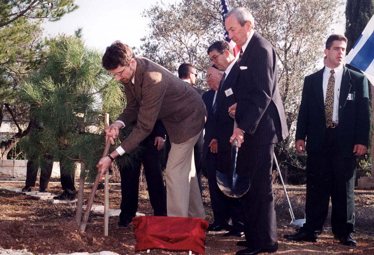 Le fils de Varian Fry plante un arbre à Yad Vashem en l’honneur de son père, 1996 