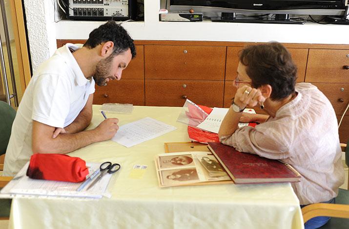 מסירה פריטים מתקופת השואה לנציגי יד ושם, חיפה, 13.5.15