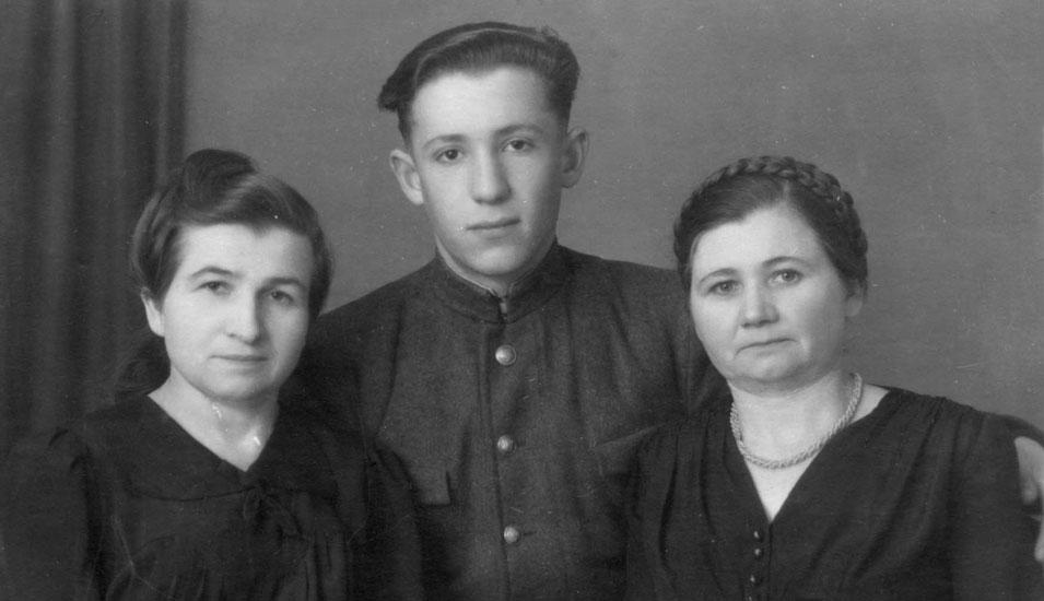 v.r.n.l.: die Retterin Maria Krivokobylskaya, der Gerettete Naum Zatulovskiy und die Retterin Melanya Ivinskaya, Ukraine 1946