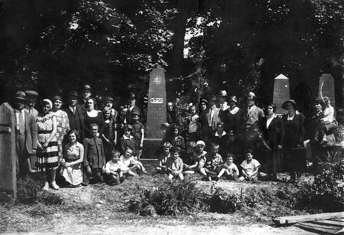 The Harlap family at the funeral of the grandfather, Eliyahu Harlap, Nieśwież, 19 June 1931