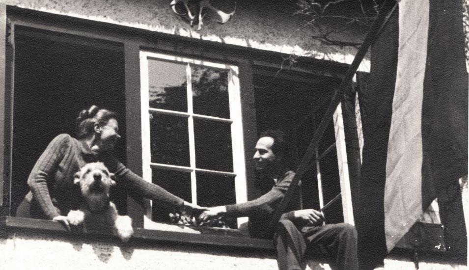 Die Gerechte unter den Völkern Maria Helena Friedlander (Bruhn) mit ihrem Ehemann Henri Friedlander, den sie im Krieg rettete, in ihrem Haus in Wassenaar, Niederlande