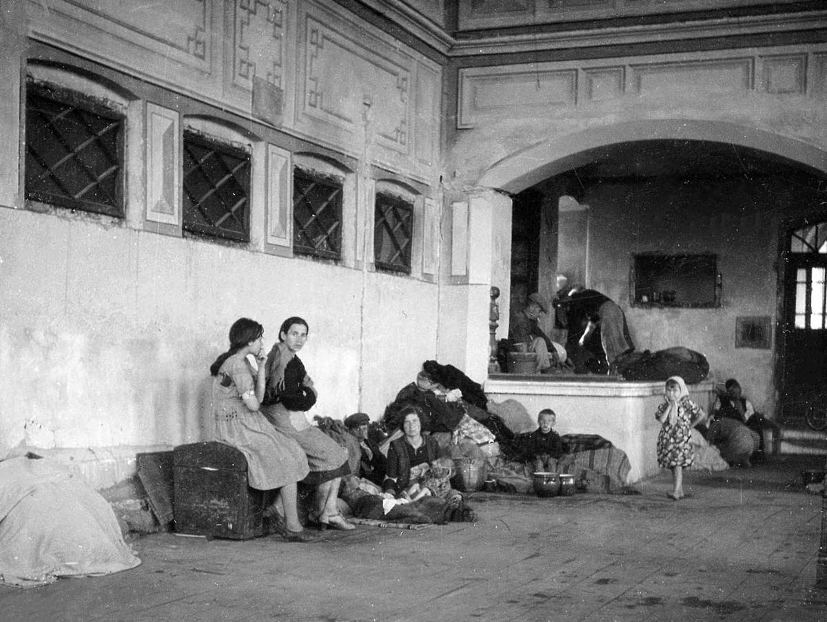Jewish refugees housed in a synagogue in Szydłowiec