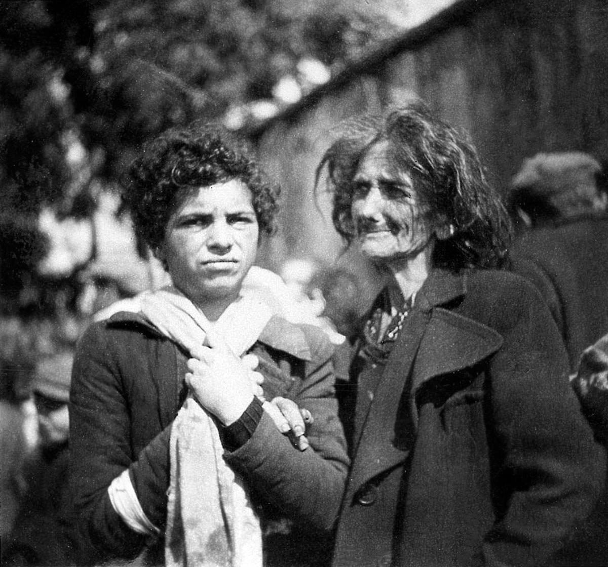 Two Jewish women during one of the deportations from Szydłowiec to the Treblinka extermination camp.