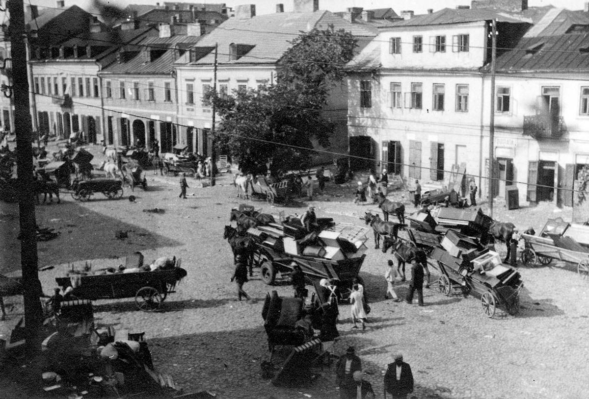 Polish citizens of German origin (“Volksdeutsche”) seizing the property of deported Jews.