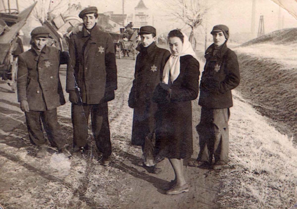 Four Jewish youths and one young Jewish woman in Dąbrowa Górnicza during the war