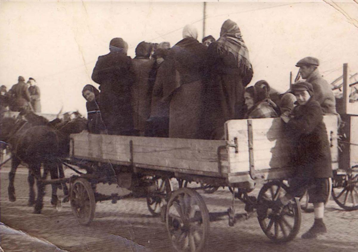 Jews on a wagon at the time of their deportation from Dąbrowa Górnicza 