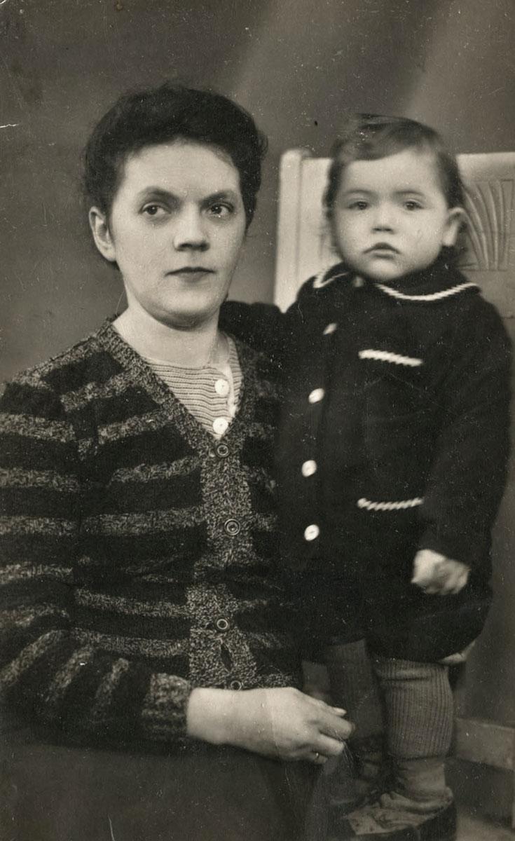 Edza, the aunt of Hala Grinbaum-Zalotnik, and her son Avramke, Dąbrowa Górnicza, 17 April 1943