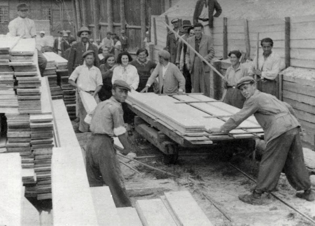Members of the &quot;Achva&quot; training kibbutz at a workshop in Nadwórna before World War II