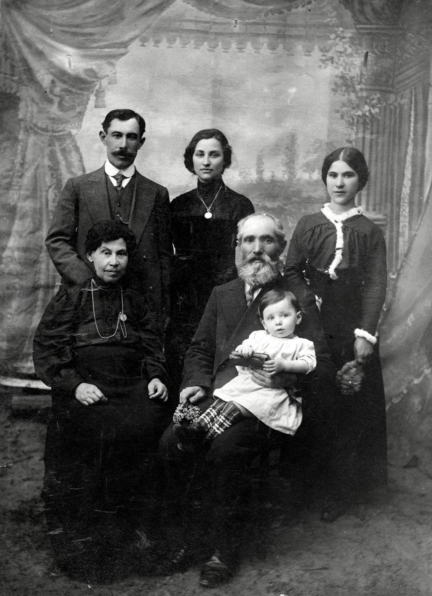 A Jewish family in Nieśwież before World War II