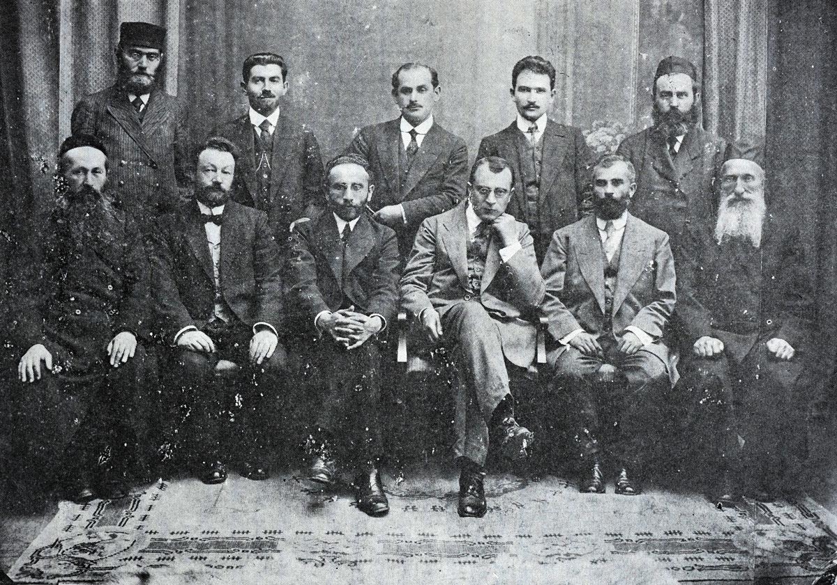 The first Dąbrowan Jewish committee assembled to open a savings account, 1912.