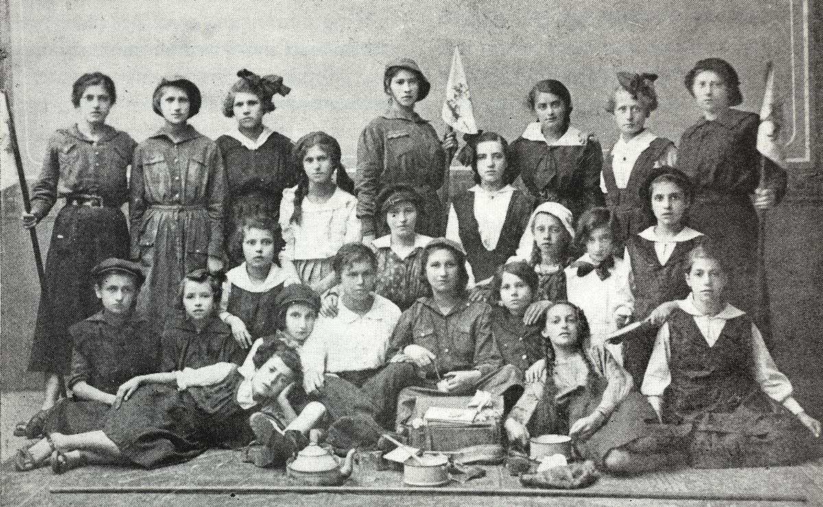 Group of women who were among the first members of the Zionist Hashomer Hatzair youth movement in Dąbrowa Górnicza, 1919.