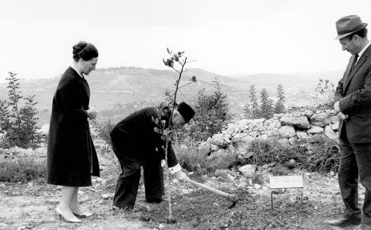 Un arbre est planté en l'honneur de Leo Tschoell, Yad Vashem, 1971