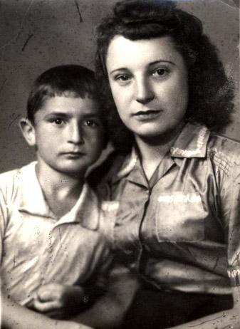 Nadezhda Soloviova mit Lev Leonid Ruderman, August 1946