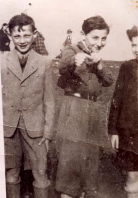 Adam Wnuczek de 12 años de edad, con otros dos niños en el gueto, Cracovia, Polonia 1941