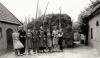 Die Retter Hendrik und Geertje Torsius mit der Familie Schelvis, die sie auf ihrem Hof in Nijkerk, Niederlande, versteckt hielten, 1945