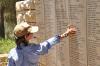 L'arrière-petit-fils de Carlo Angela, Juste parmi les Nations, devant le mur d'honneur du Jardin des Justes 