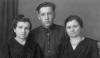 v.r.n.l.: die Retterin Maria Krivokobylskaya, der Gerettete Naum Zatulovskiy und die Retterin Melanya Ivinskaya, Ukraine 1946