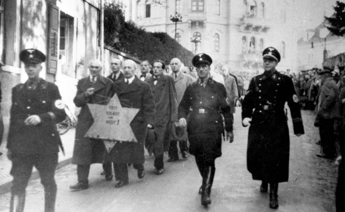 Juden aus Baden-Baden werden von der SS in die Synagoge gebracht