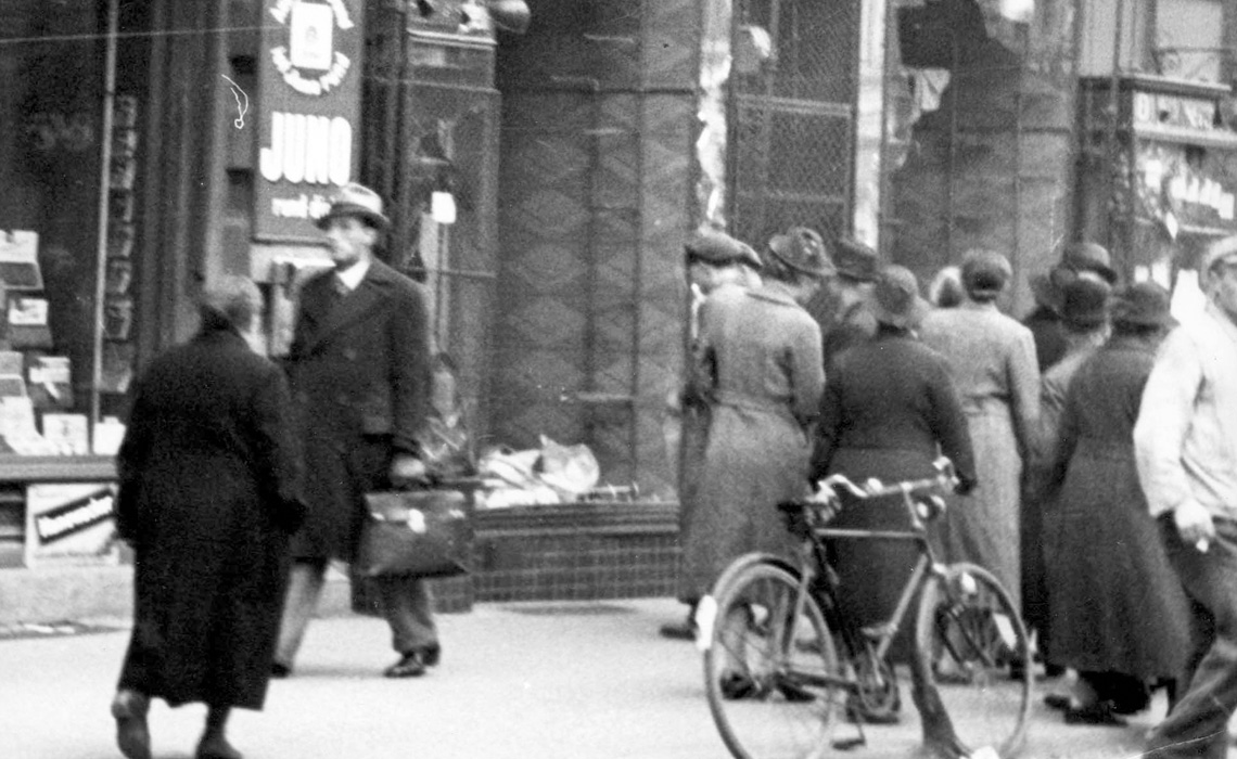 Passanten inspizieren ein jüdisches Geschäft nach der Reichspogromnacht, Berlin 1938