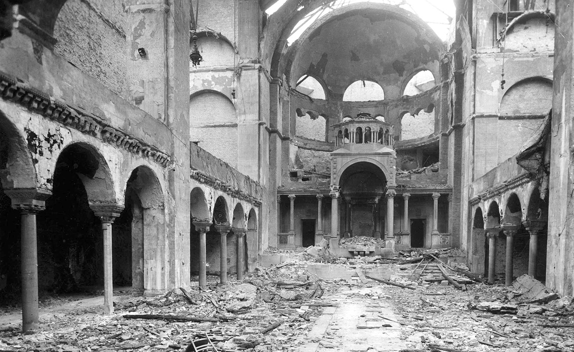 Innenraum der Synagoge Fasanenstraße in Berlin nach der Pogromnacht, November 1938