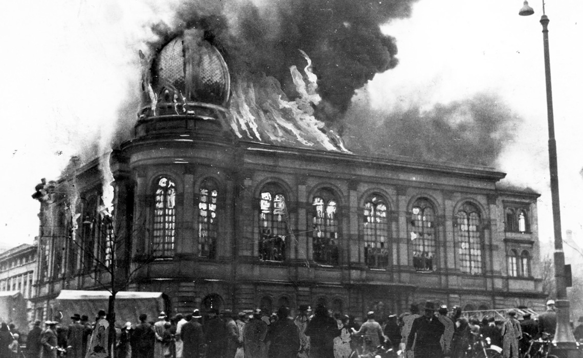 Die brennende orthodoxe Synagoge am Börneplatz, November 1938