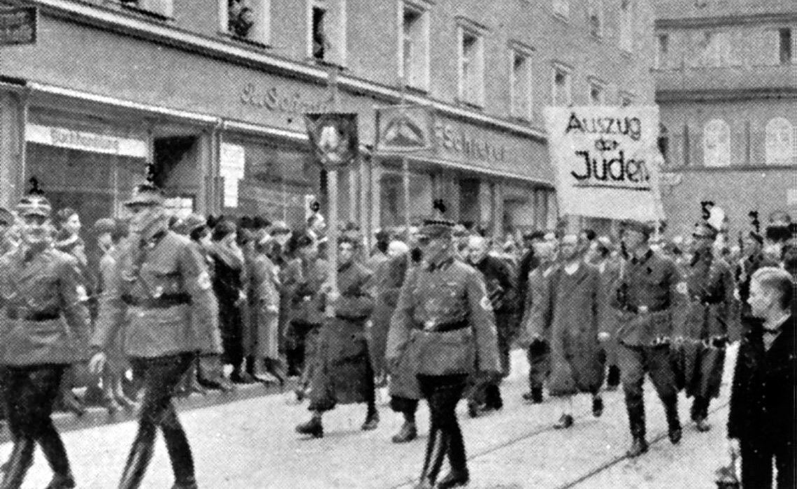 Juden beim „Schandmarsch“  durch Regensburg, 10.November 1938“  durch Regensburg, 10.November 1938