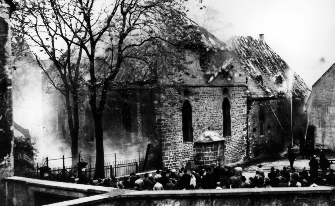 Löscharbeiten an der Synagoge in Worms am Tag nach der Reichspogromnacht