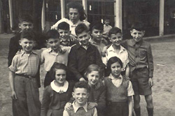 Wezembeek, Belgium, gyerekek csoportja egy árvaház udvarán a 2. világháború alatt