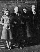 Krakkó, Lengyelország, Oskar Schindler gyárának lengyel és zsidó hivatalnokai a háború után