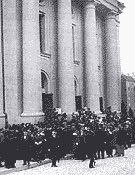 Zsidók a reform zsinagóga előtt, 1918-1933