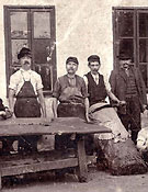 Kőszeg, Magyarország, kb. 1860, A Lax család, a cserzőműhelyükben
