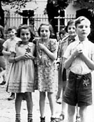 Theresienstadt, Csehszlovákia, gyerekek viselik a zsidó csillagot